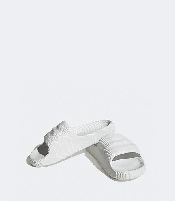 כפכפים לבנים בעיצוב מודרני על רקע אפור, נעלי בית נוחות CHOZEN