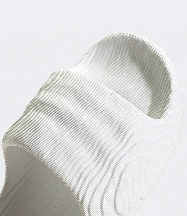 סנדל סלייד לבן עם טקסטורה ייחודית, צילום תקריב מהמבחר של CHOZEN יבואן רשמי