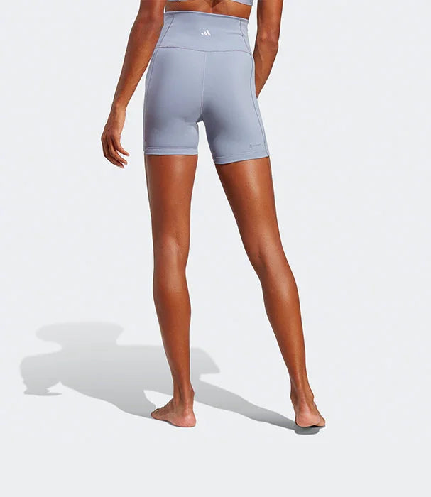 דגם לובש שורט ספורט אפור מבט אחורי, CHOZEN מותג מוביל קבוצת אלפא