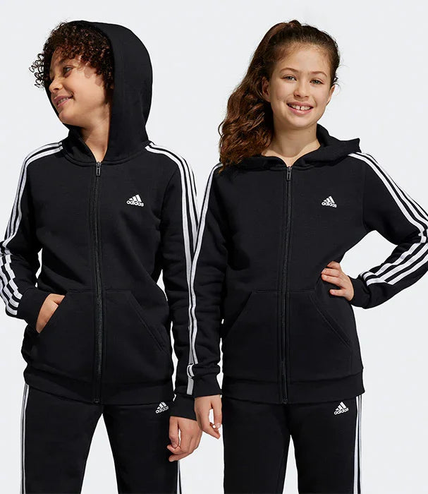 שני ילדים לובשים חליפת אדידס שחורה עם קפוצ'ון מפסי צד ולוגו, קטלוג CHOZEN