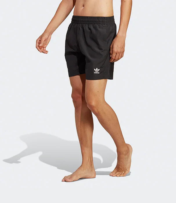 דגם קצר שחור של אדידס על דוגמן, CHOZEN מותגים מובילים, רקע אפור