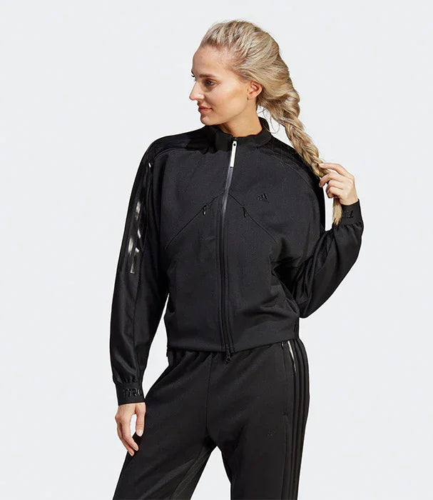 אישה בדגם ספורט אלגנטי שחור, סט אימון אופנתי מבית CHOZEN, צילום על רקע לבן