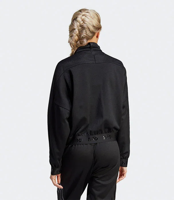 אישה עם צמה לובשת חליפת טרנינג שחורה, מבט אחורי, אופנת ספורט מותגים ב-CHOZEN