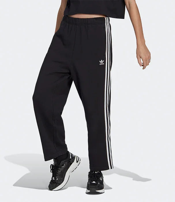 מכנסי טרנינג אדידס שחורים עם שלושה פסים לבנים בצד, דגם נשים CHOZEN