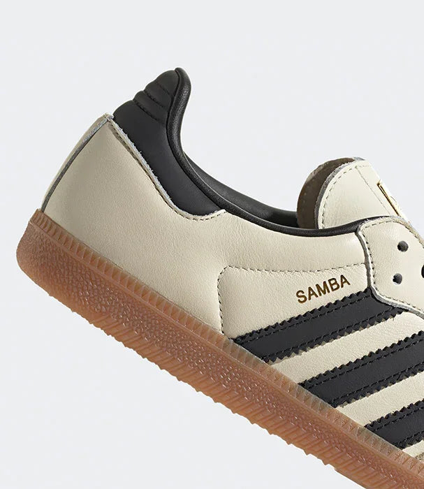 נעל adidas Samba בצבע אפור עם סוליה חומה, צילום תקריב, קולקציית נעליים ב-CHOZEN
