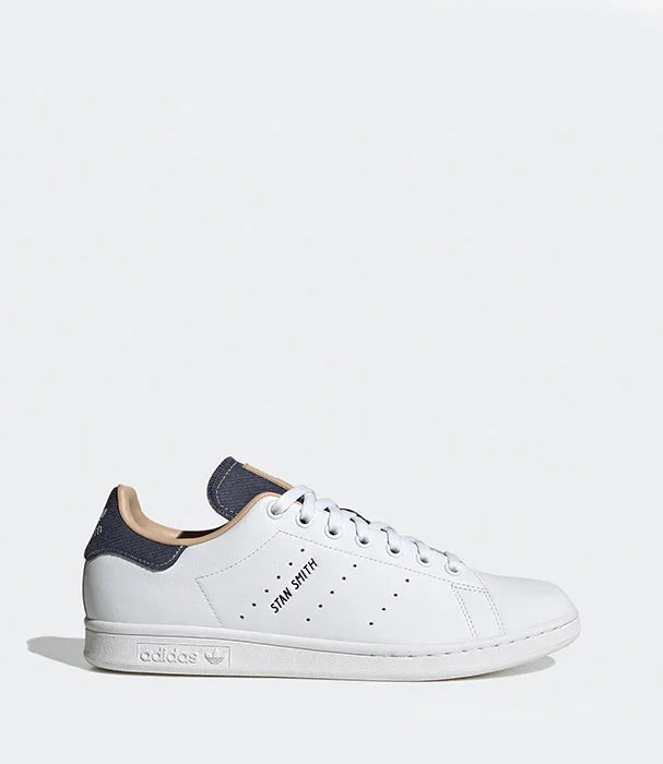 סניקרס adidas Stan Smith לגברים בצבע לבן עם עקב אפור, צילום צד, CHOZEN מותגים מובילים