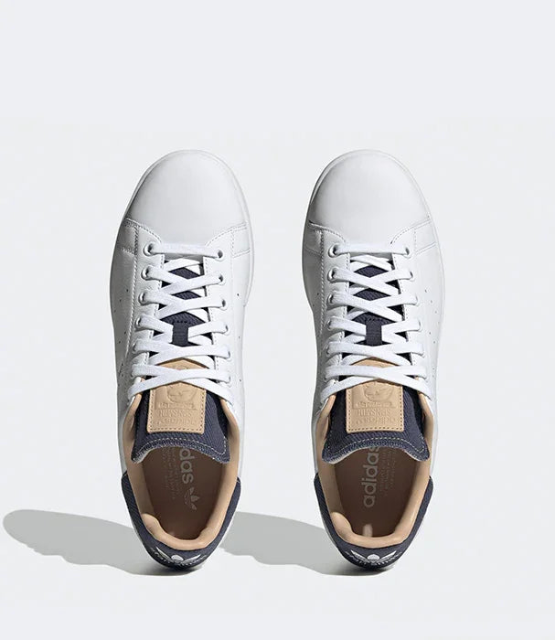 נעלי סניקרס אדידס לבנות מבט על, מותגי אופנה ב-CHOZEN, קבוצת אלפא