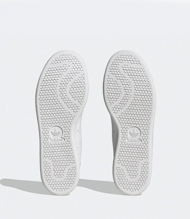 סוליות נעליים לבנות של אדידס עם דוגמת משושה, צילום נעליים ל-CHOZEN, קבוצת אלפא