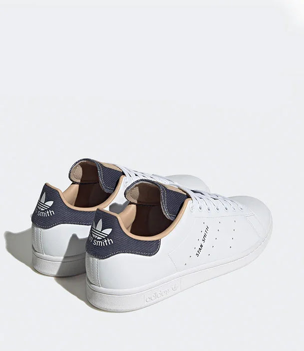 נעלי ספורט Adidas Stan Smith לבנות עם עקב כחול בהירות, מוצגות בזווית אחורית מצד אלפא CHOZEN