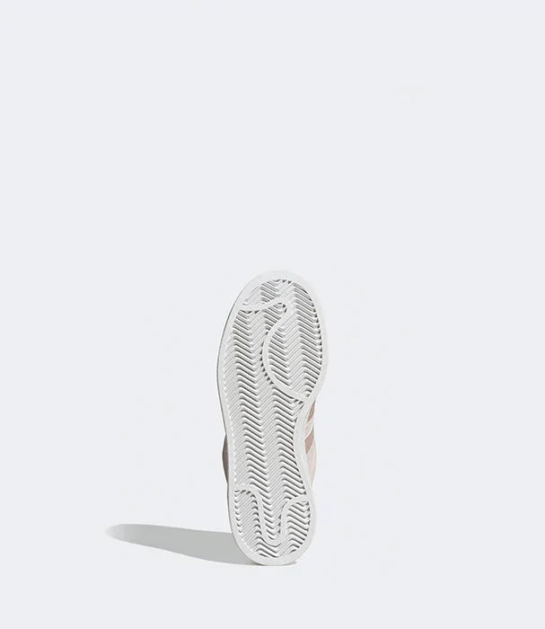 נעל אופנתית מבט תחתון, סולייה לבנה ודגם ייחודי, צילום מוצר CHOZEN