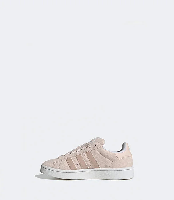 סניקרס אדידס בז' בעיצוב מודרני על רקע לבן, נעלי ספורט לנשים מבית CHOZEN