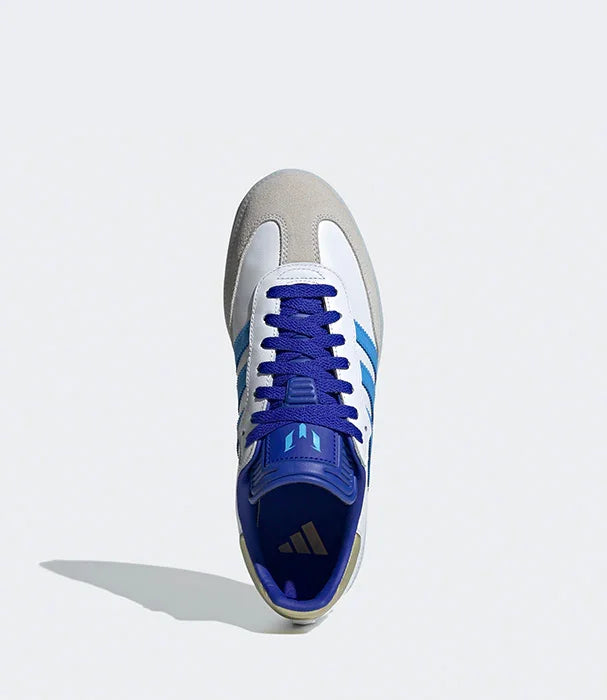 נעל ספורט אדידס לבנה עם פסים כחולים, צילום עליון, CHOZEN מותגים מובילים