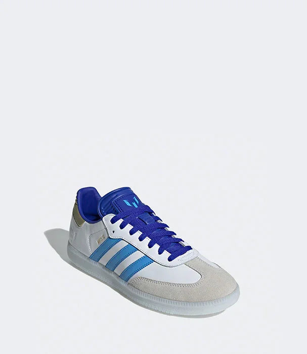 סניקרס אופנתיים לגברים בגווני אפור וכחול עם סוליה לבנה, צילום מוצר CHOZEN