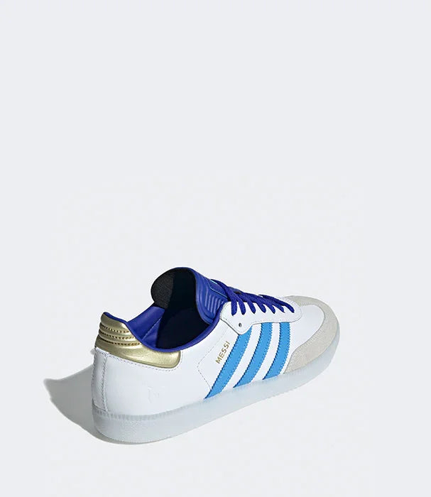 נעל אדידס ספורט לבנה עם פסי תכלת וזהב, צילום מוצר לאתר CHOZEN