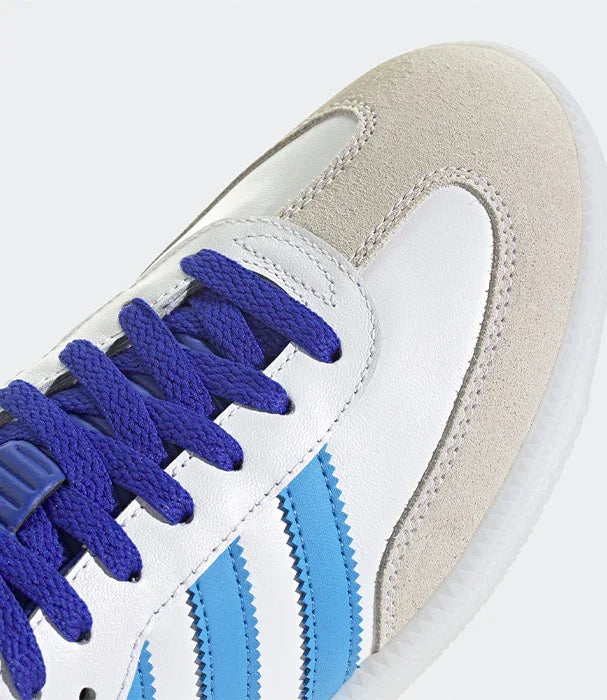 תקריב של סניקרס עור לבן עם שרוכים סגולים ופסים כחולים, נעלי אופנה CHOZEN