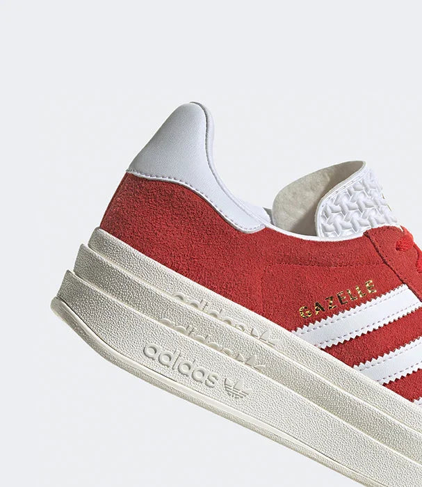 נעל אדידס גזל אדומה עם סוליה עבה, לוגו adidas והכיתוב GAZELLE בזהב, צילום מוצר לאתר CHOZEN