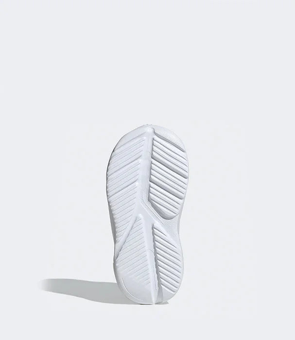 סוליית נעל ספורט לבנה עם עיצוב מודרני על רקע אפור, צילום מוצר לאלפא CHOZEN