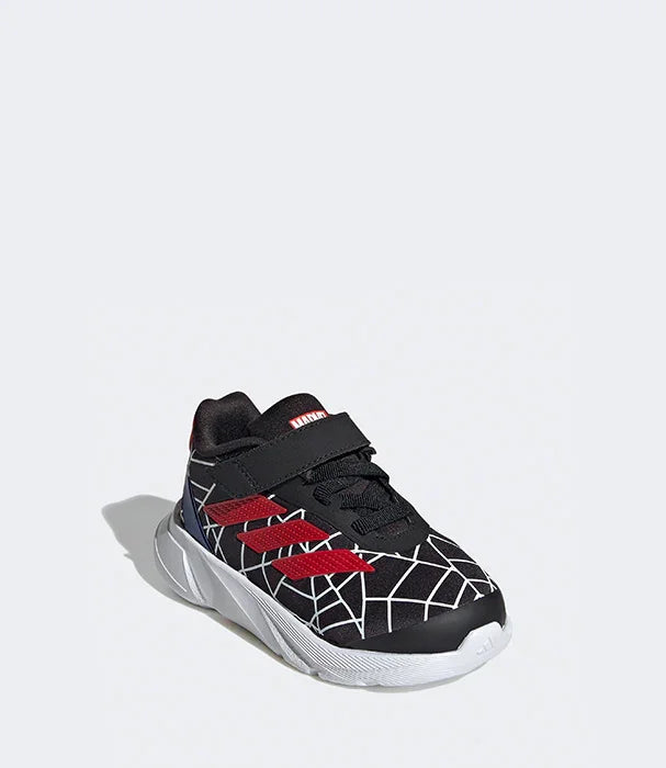 נעל ספורט לילדים שחורה עם דוגמת רשת וקווים לבנים, פסי קטיפה אדומים על הצד, יבוא קבוצת אלפא