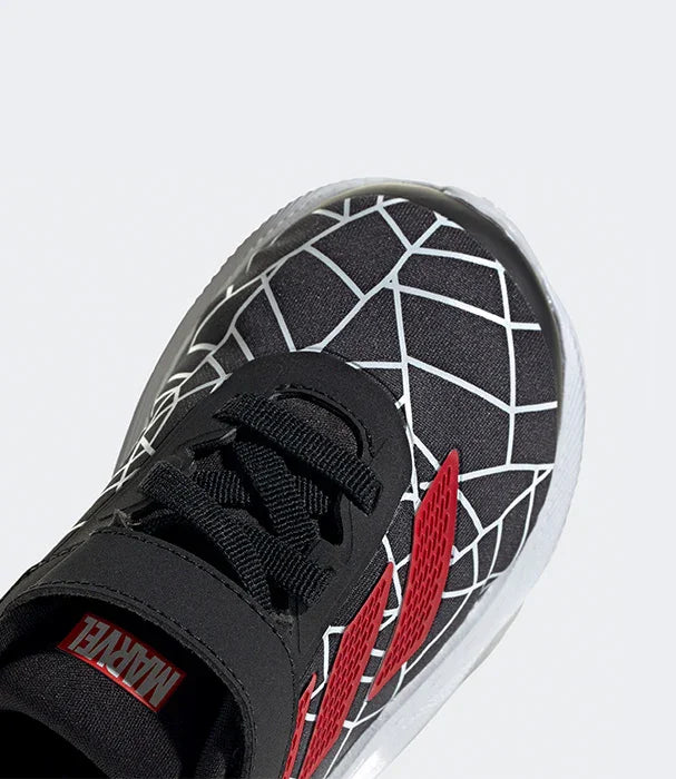 נעל ספורט שחורה לילדים עם קווים לבנים ועיטור אדום, דגם MARVEL מותג CHOZEN