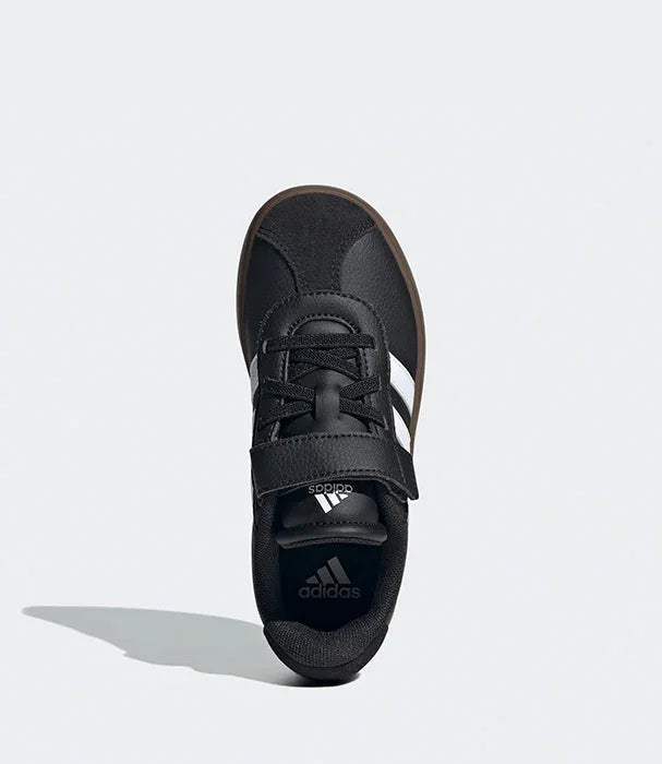 נעל ספורט אדידס שחורה עם שרוך ורצועת סקוץ', צילום עליון, מתוך CHOZEN