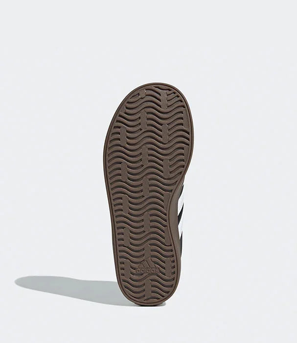 סוליית נעל אדידס עם דוגמת גל זיגזג בצבע חום כהה על רקע אפור, מותגי CHOZEN
