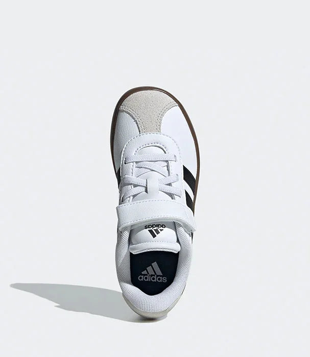 נעל ספורט אדידס לילדים בצבע לבן עם פסי שחור, מבט על רקע אפור, CHOZEN מותגים מובילים