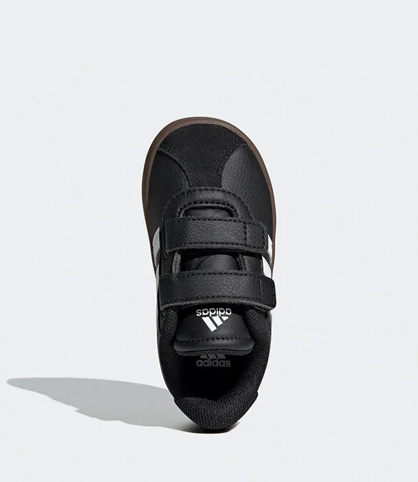 נעל ספורט אדידס שחורה לילדים עם סוגרי ולקרו, צילום עליון על רקע אפור, ב-CHOZEN