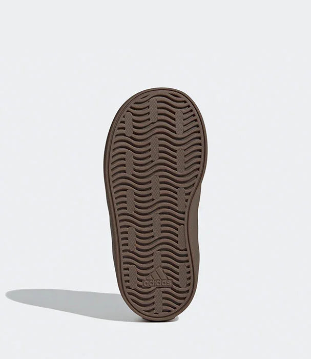 סוליית נעל אדידס בצבע חום עם דוגמת גלים על רקע לבן, CHOZEN מותגים מובילים