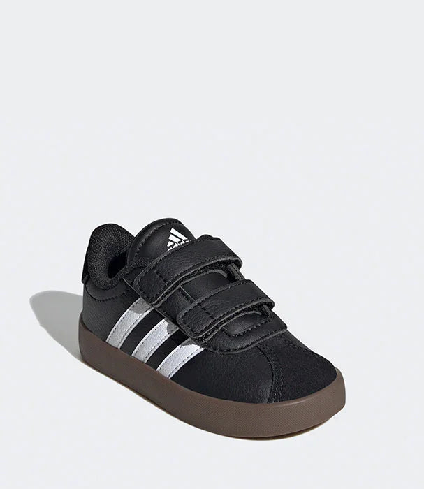 נעל ספורט אדידס לילדים, עור שחור עם פסי לוגו לבנים, צולם על רקע לבן, CHOZEN מותגים מובילים