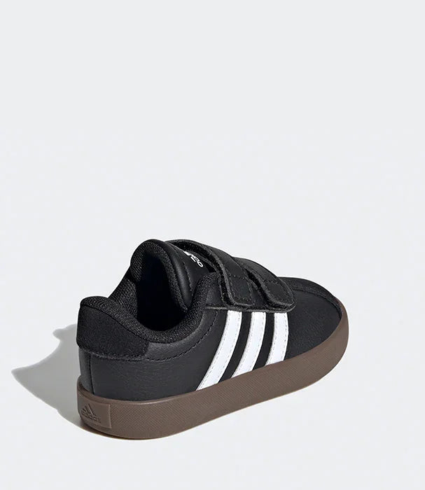 נעל ספורט ילדים שחורה עם סוליה חומה, רצועות סקוטש, שלושה פסים לבנים, נעלי מותגים CHOZEN