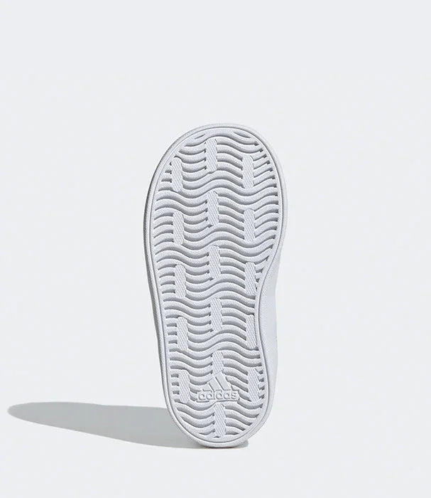 סוליית נעל אדידס לבנה, תקריב תחתון על רקע אפור, CHOZEN מותגים מובילים