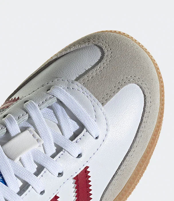 תclose-up לנעל ספורט אופנתית בצבע לבן ואפור, שרוכים לבנים וסוליה חומה, ב-CHOZEN