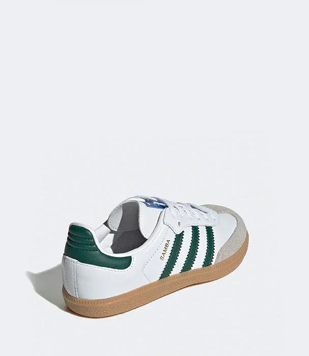 נעל ספורט אדידס סמבה לבנה עם פסים ירוקים וסוליה חומה, צילום זווית אחורית, CHOZEN