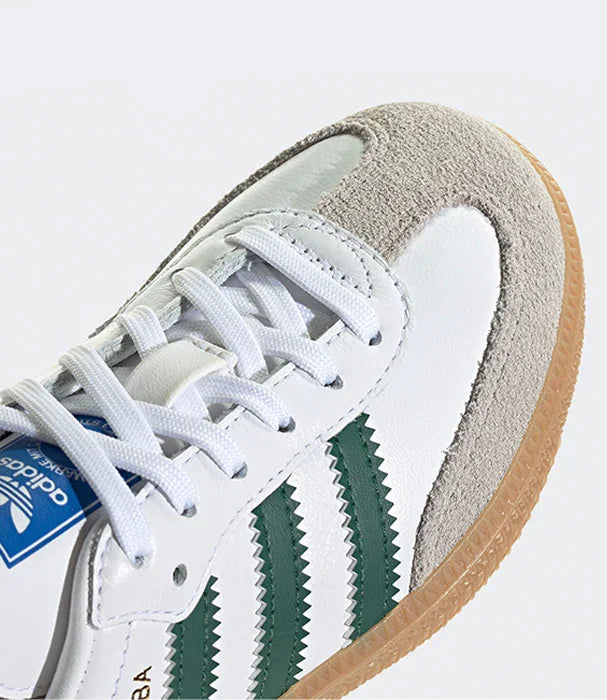 נעל אדידס סאמבה לגברים בצבע לבן ואפור עם סוליית גומי, מבית CHOZEN