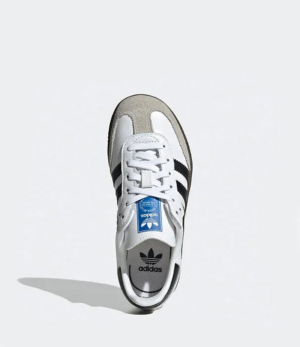 נעל אדידס לבנה עם פסים שחורים, תצוגת על, מבית CHOZEN קבוצת אלפא