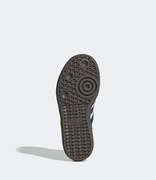 סוליית נעל אדידס בצבע אפור עם דוגמה גאומטרית, צילום מוצרים CHOZEN