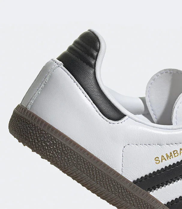 סניקרס אדידס סאמבה לבנות עם פס שחור, מבט מקרוב, נעל ספורט CHOZEN