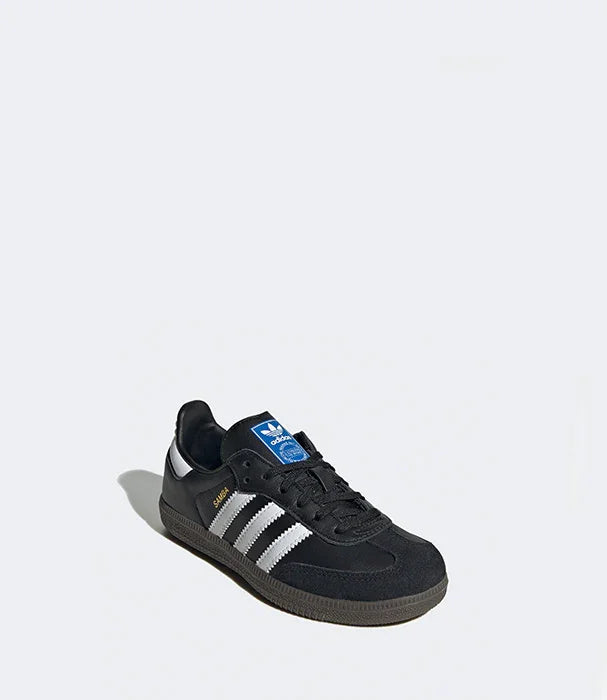 נעל אדידס סאמבה שחורה עם פסים לבנים, מונחת על רקע לבן, CHOZEN מותגים מובילים