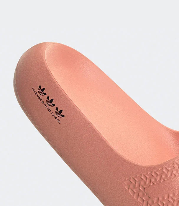 תקריב של כפכף ורוד עם לוגו אדידס ומיתוג, מבית קבוצת אלפא, נעלי נוחות CHOZEN