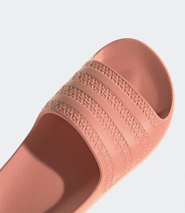 כפכף סלייד ורוד עם שלושה פסים מובלטים, צילום תקריב, קולקציית נעלי CHOZEN