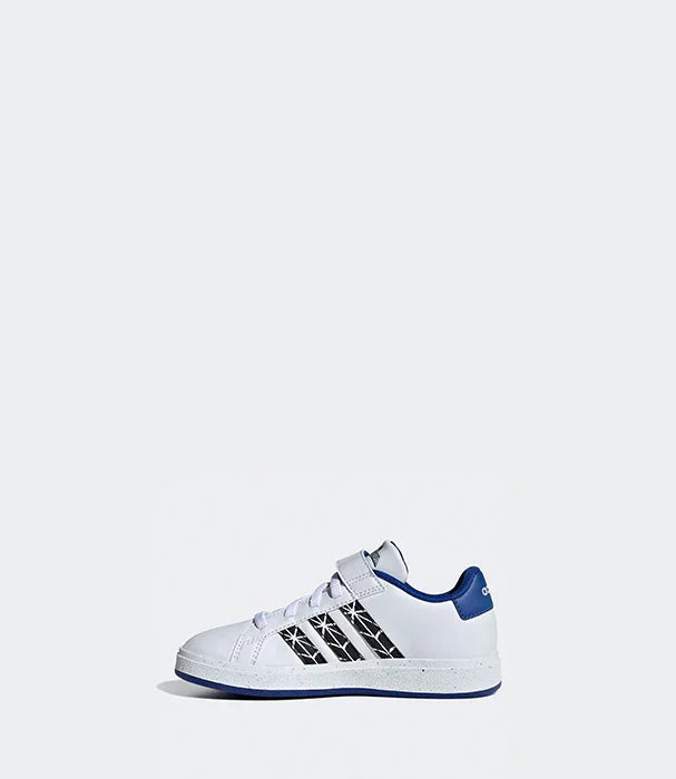 נעל ספורט ילדים אפורה עם פסי עיצוב שחורים ולבן, קולקציית CHOZEN