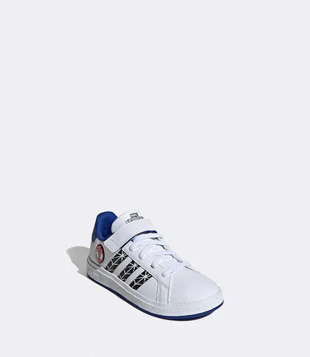 נעל סניקרס לבנה עם עיטורים שחורים ולוגו, תחת המותגים של CHOZEN