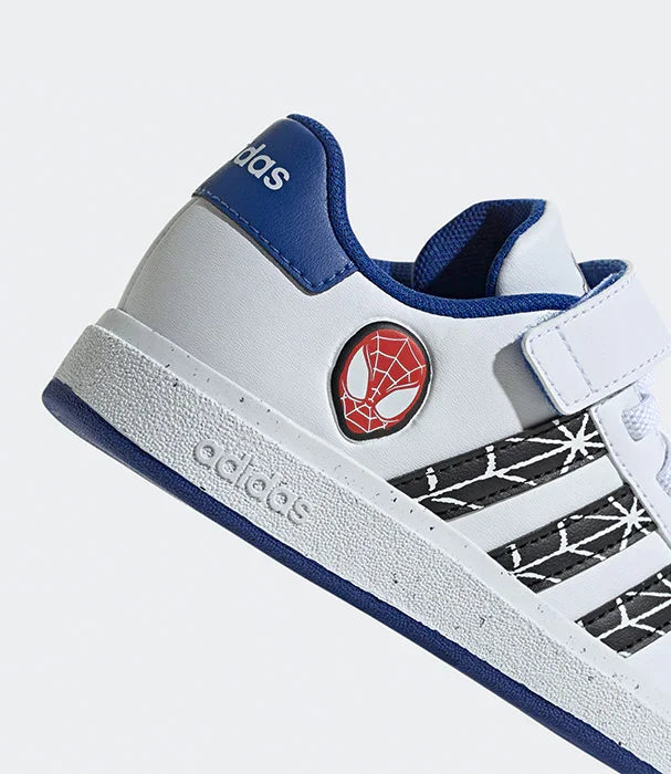 נעל אדידס ילדים בעיצוב אפור-כחול עם סמל ספיידרמן ודוגמת קורי עכביש, קולקציית CHOZEN