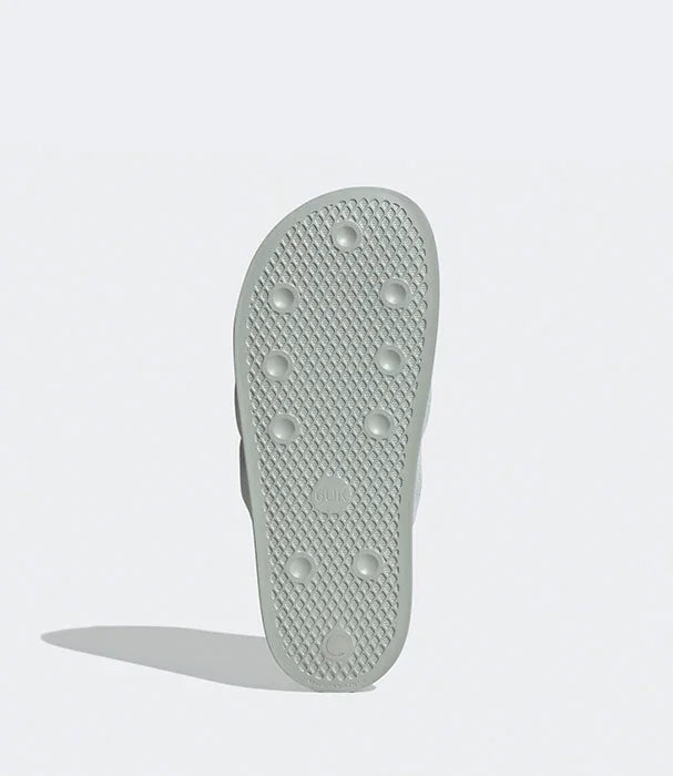 סוליית נעל ספורט בצבע אפור עם דוגמת אחיזה, צילום למותגי הנעלה באתר CHOZEN