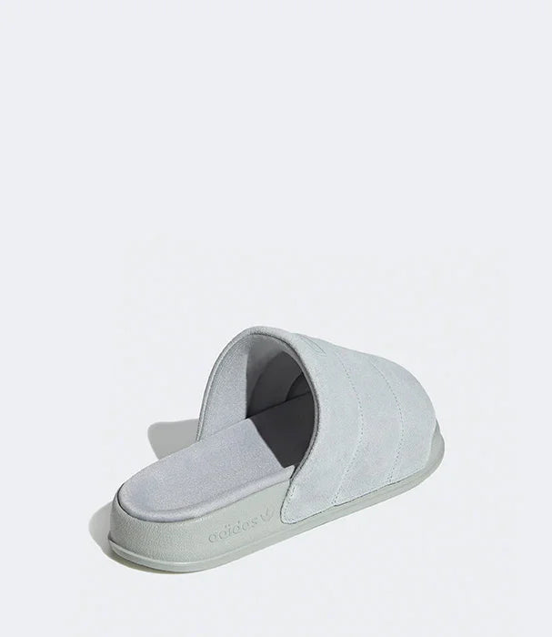 כפכף חדר אפור לגברים של אדידס בסטייל מינימליסטי, צילום מוצר לאתר CHOZEN