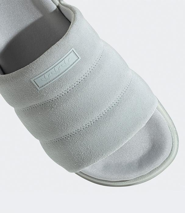 סנדל נוחות אפור מבית מותג מוביל, צולם מקרוב, בחנות CHOZEN קבוצת אלפא