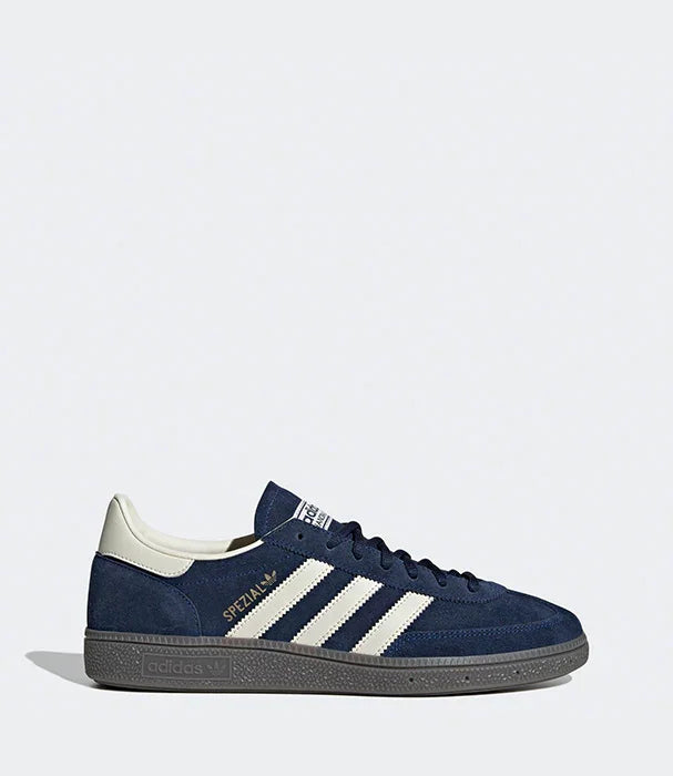 נעל ספורט כחולה ואפורה adidas Spezial בצד, עיצוב קלאסי מבית CHOZEN