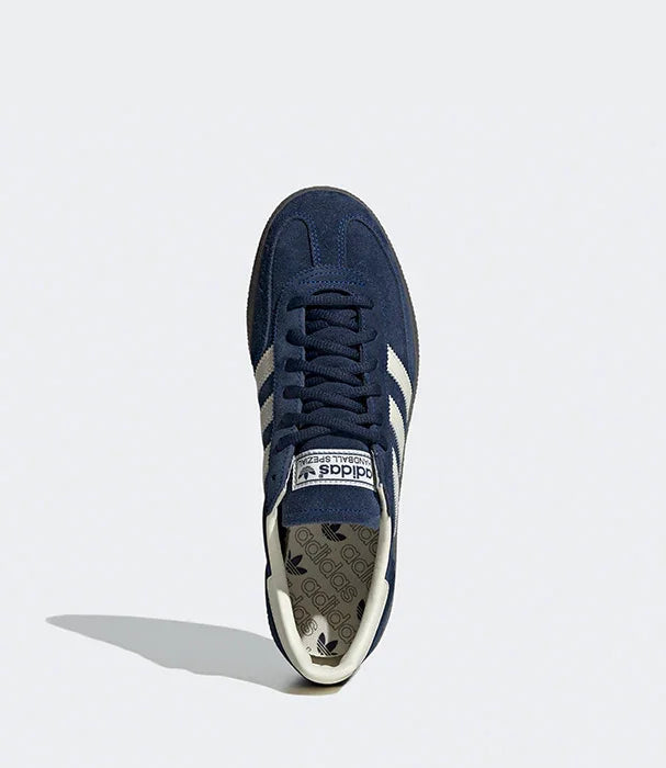 נעל ספורט אדידס נייבי עם פסי צד לבנים, צילום על רקע אפור, מבית CHOZEN