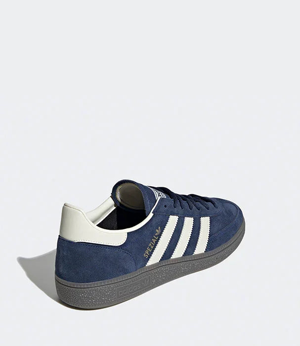 נעל אדידס Spezial כחולה עם שלושה פסים לבנים, צילום מוצר על רקע אפור, CHOZEN