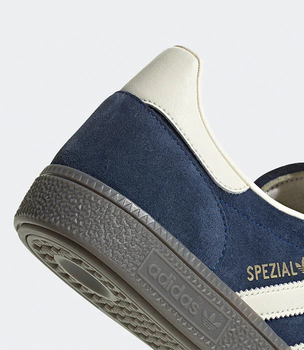 נעל אדידס כחולה-אפור מדגם SPEZIAL, דיטייל ייחודי עם לוגו בגב הסוליה, ביבוא רשמי CHOZEN